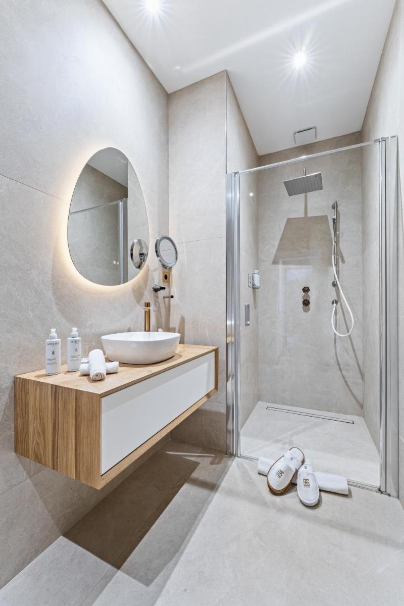 Salle de bains dans l'établissement Hôtel Le Saint Remy & Spa
