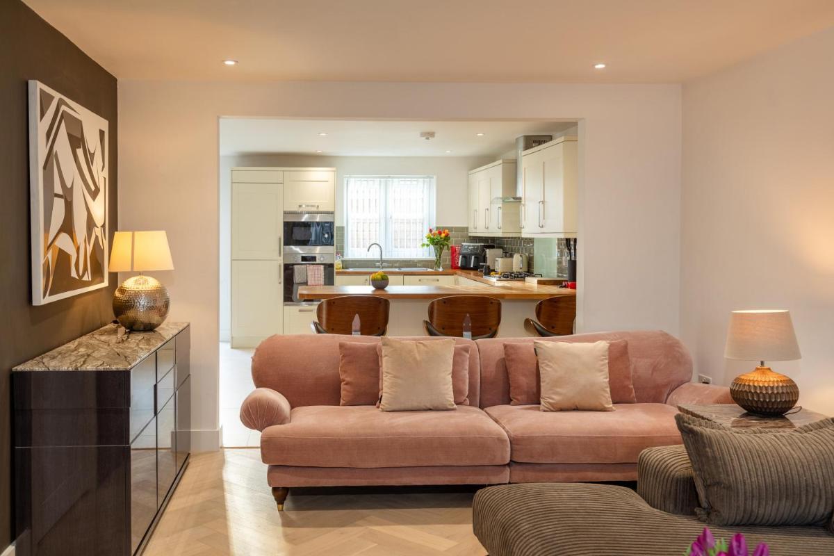 New Detached 3 Bed Luxe House on Exclusive Private Estate Close to Coast . Sleeps 6 - Housity