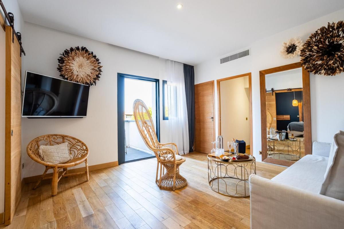 un salon avec un canapé et une table dans l'établissement Hôtel Le Saint Remy & Spa, à Saint-Rémy-de-Provence
