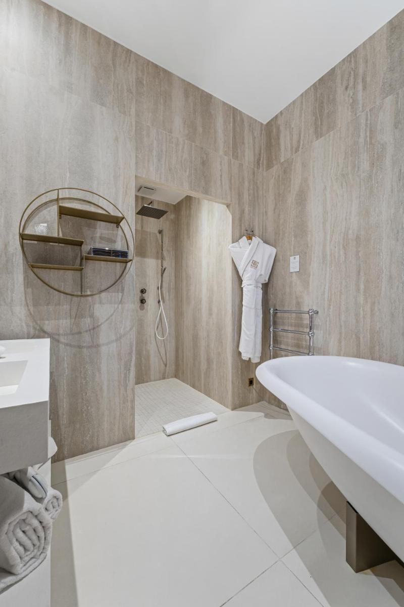 Salle de bains dans l'établissement Hôtel Le Saint Remy & Spa