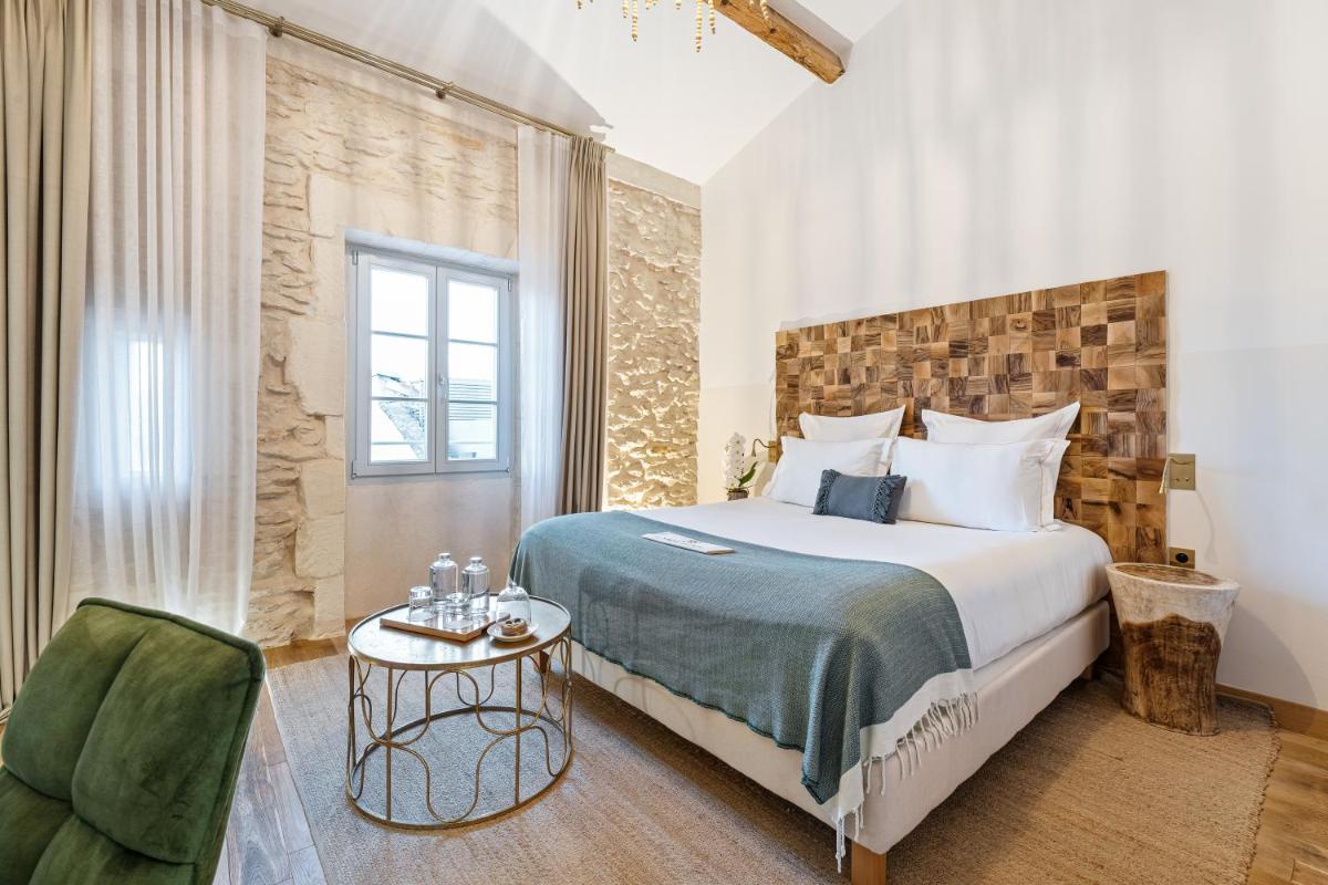 Un ou plusieurs lits dans un hébergement de l'établissement Hôtel Le Saint Remy & Spa