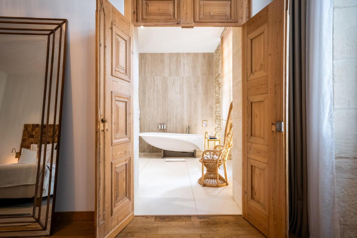 Un ou plusieurs lits dans un hébergement de l'établissement Hôtel Le Saint Remy & Spa