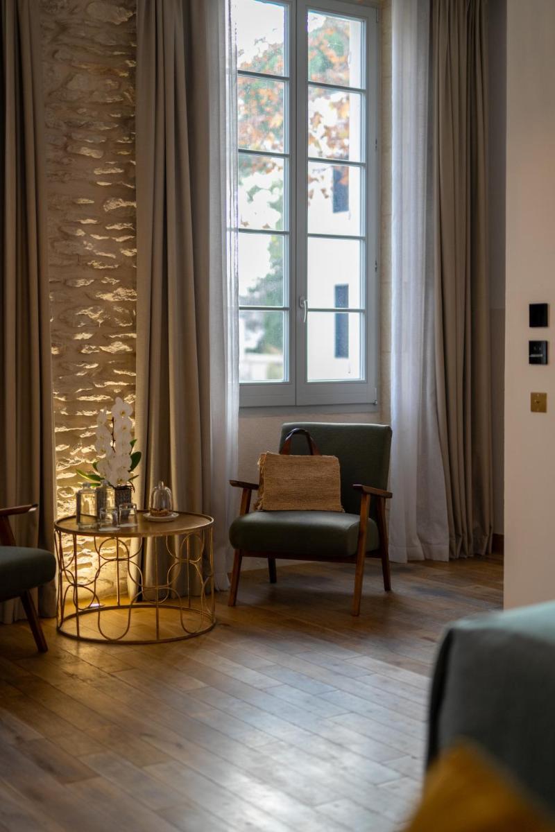 Coin salon dans l'établissement Hôtel Le Saint Remy & Spa