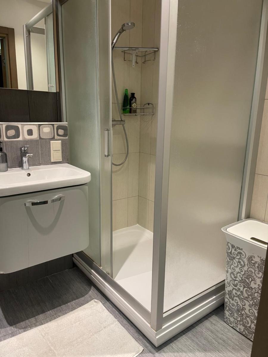 Spacious 2-Bedroom Apartment Free Private Parking in Vilnius - Housity