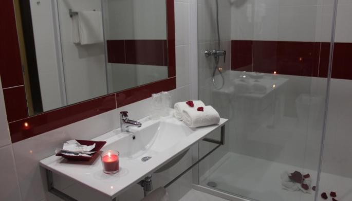 Uma casa de banho em Palace Hotel Astúrias & Spa