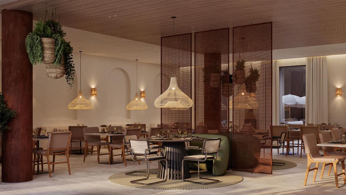 um restaurante com mesas, cadeiras e luzes pendentes em The Lince Ecorkhotel Évora em Évora