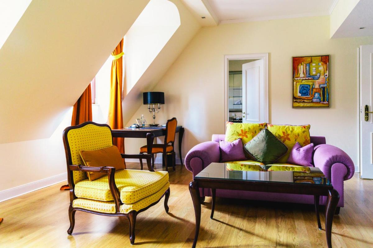 Ein Sitzbereich in der Unterkunft Relais & Châteaux Bülow Palais