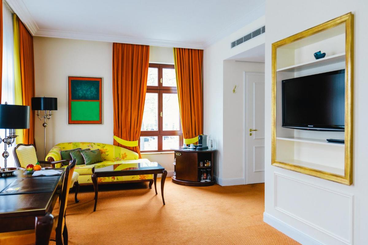 TV/Unterhaltungsangebot in der Unterkunft Relais & Châteaux Bülow Palais