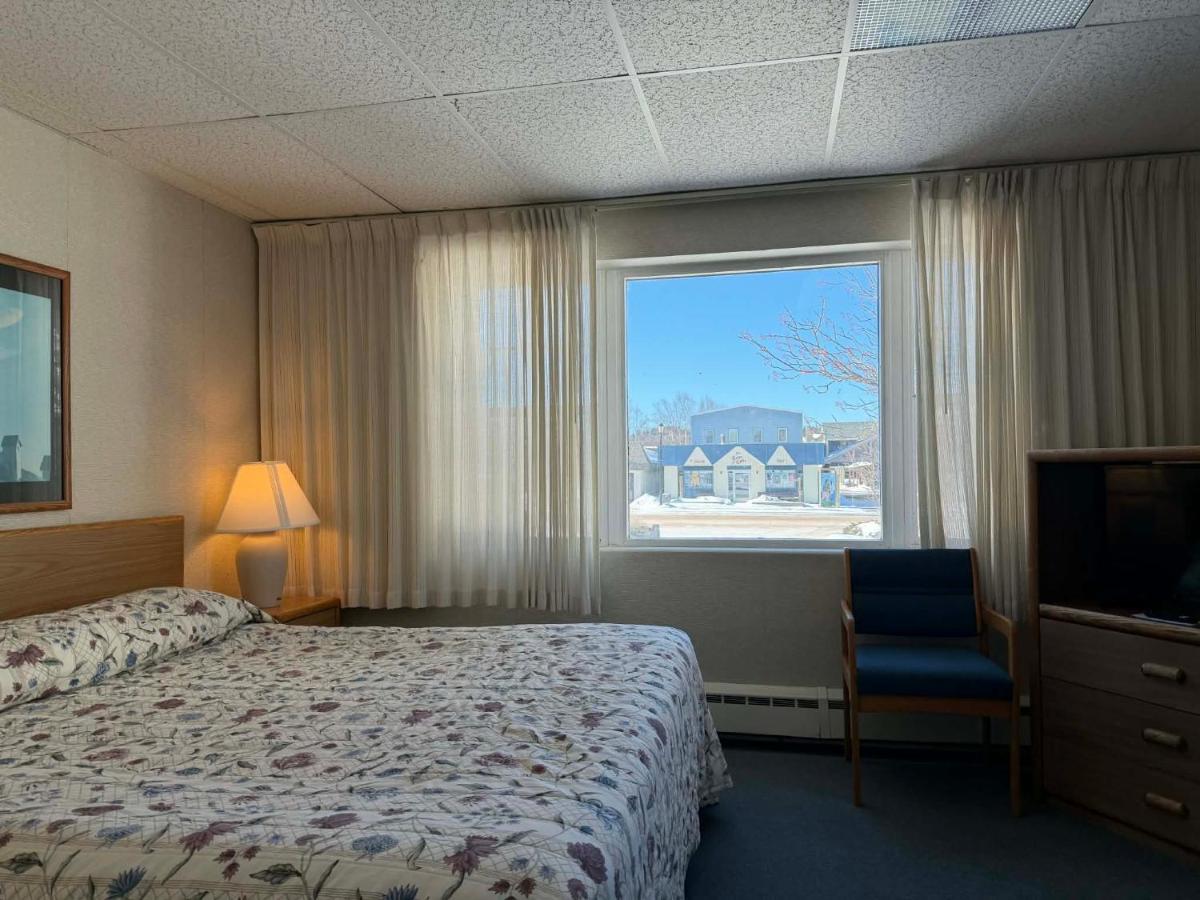 The Shoreline Inn - Housity