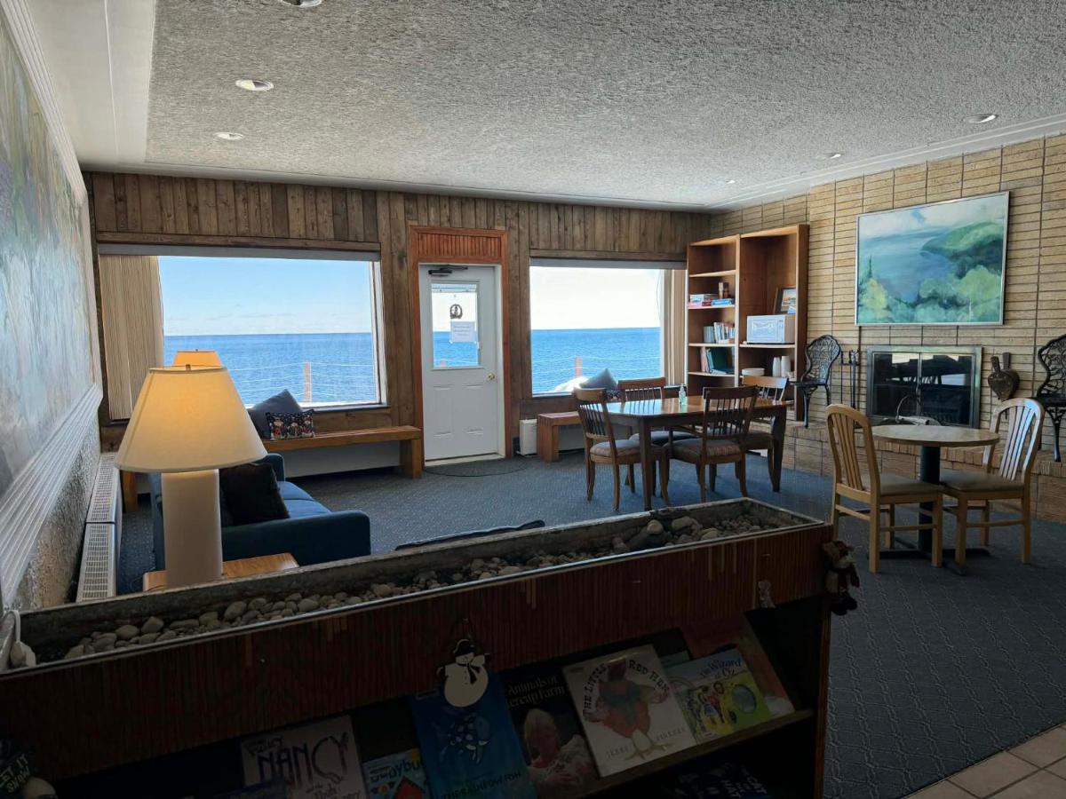 The Shoreline Inn - Housity