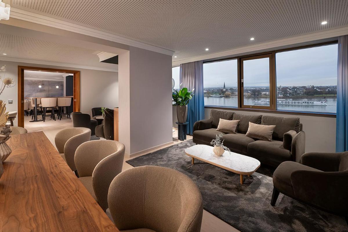 Ein Sitzbereich in der Unterkunft Hilton Mainz