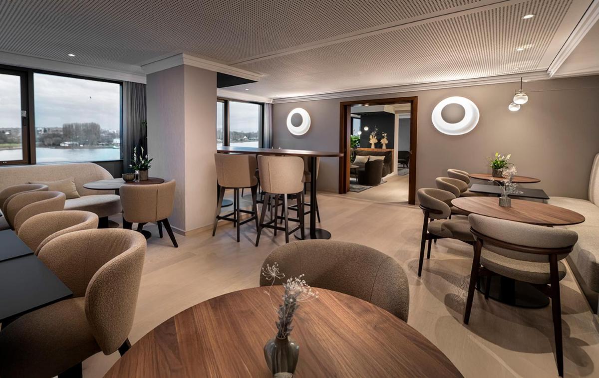 Ein Sitzbereich in der Unterkunft Hilton Mainz