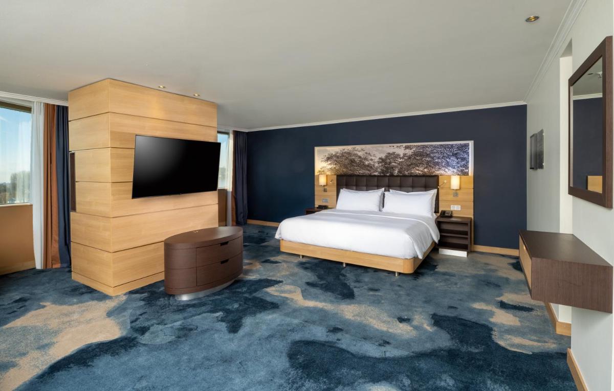 Ein Bett oder Betten in einem Zimmer der Unterkunft Hilton Mainz