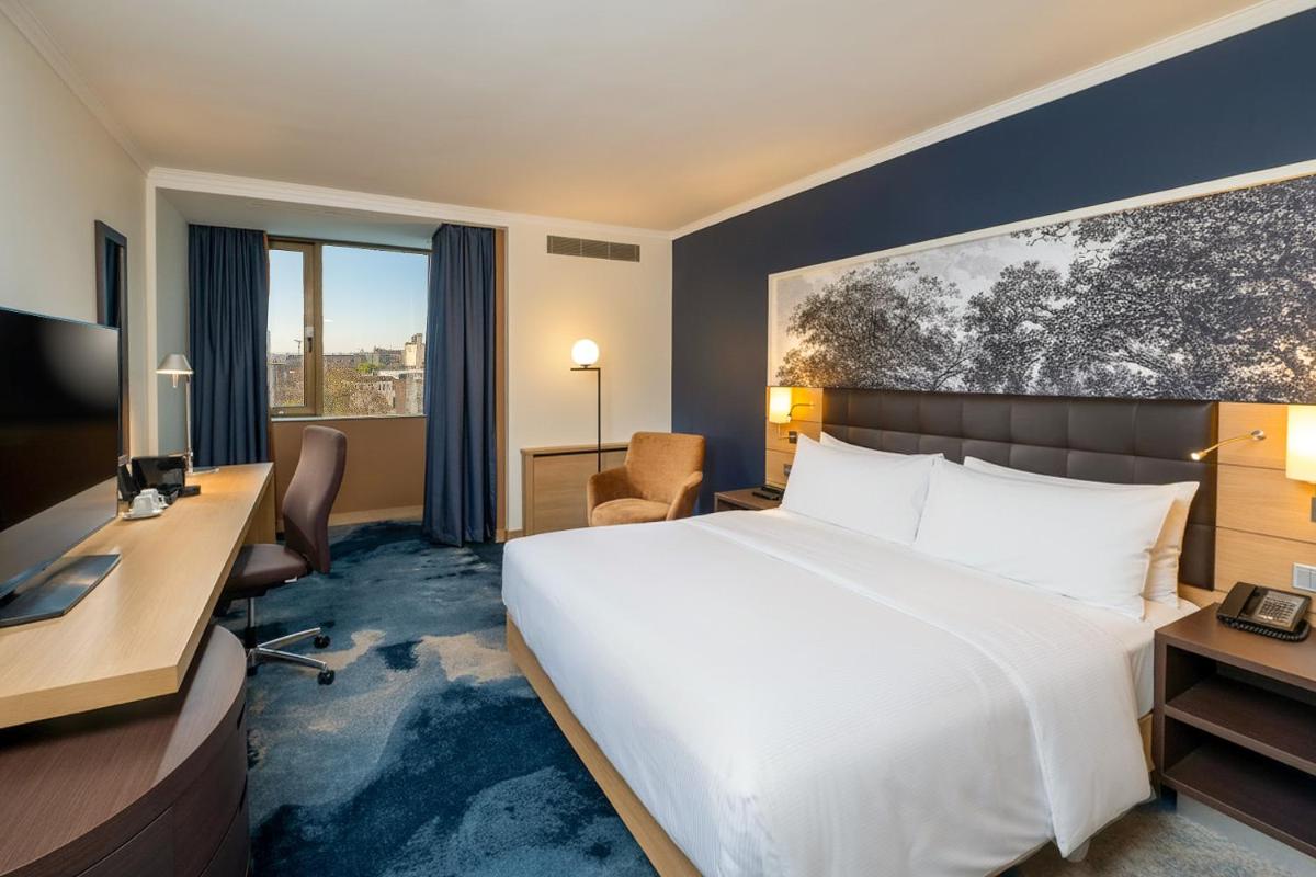 Ein Bett oder Betten in einem Zimmer der Unterkunft Hilton Mainz