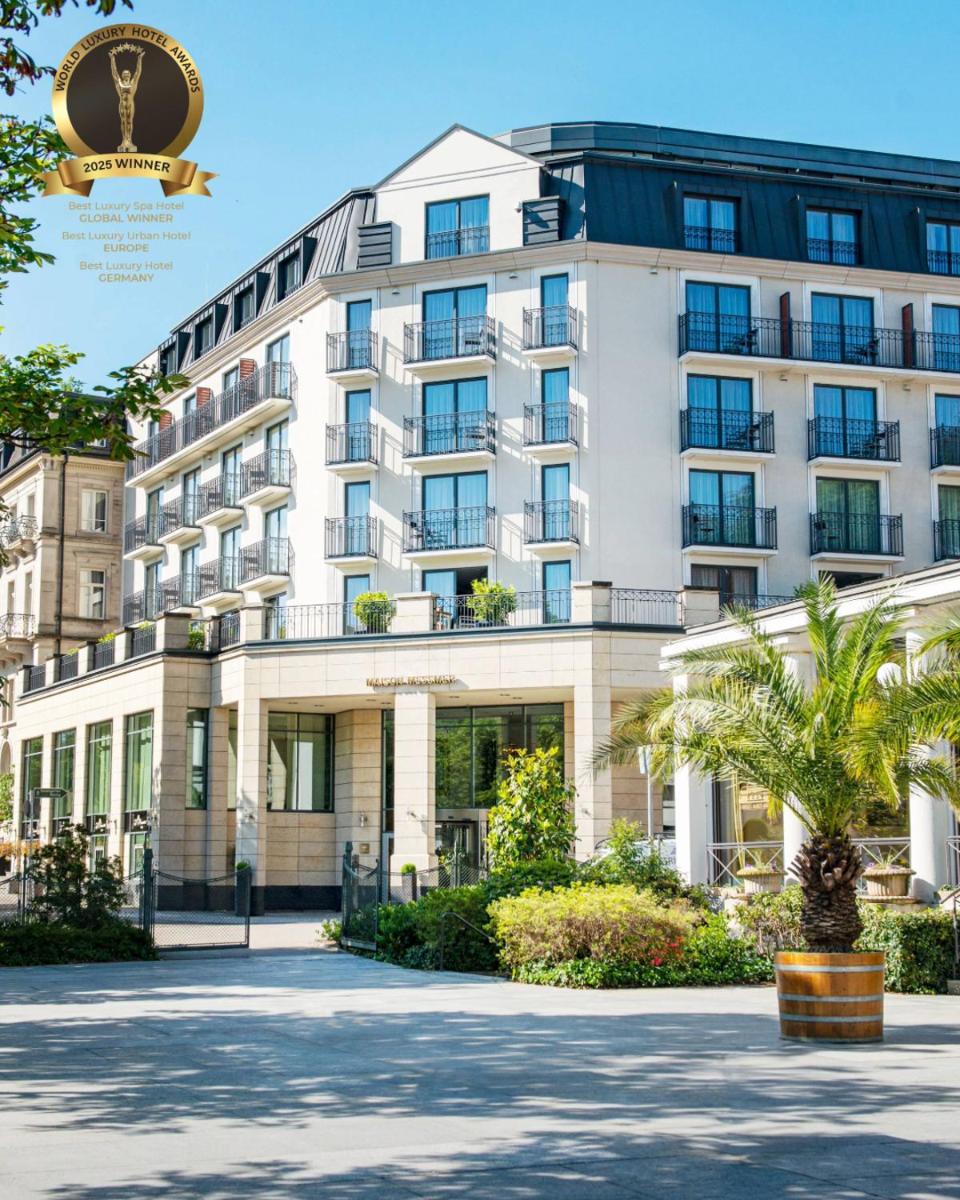 eine Darstellung eines Hotels mit einem Gebäude in der Unterkunft Maison Messmer - ein Mitglied der Hommage Luxury Hotels Collection in Baden-Baden