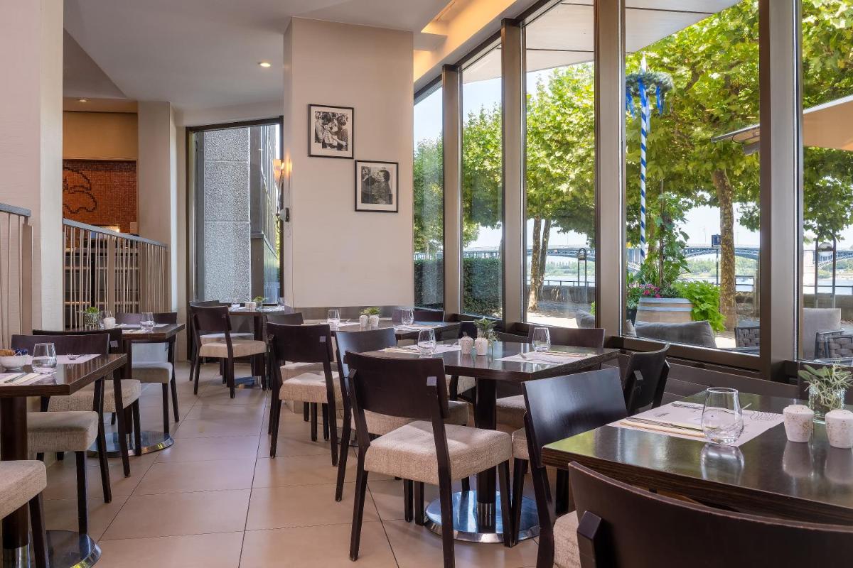 Ein Restaurant oder anderes Speiselokal in der Unterkunft Hilton Mainz