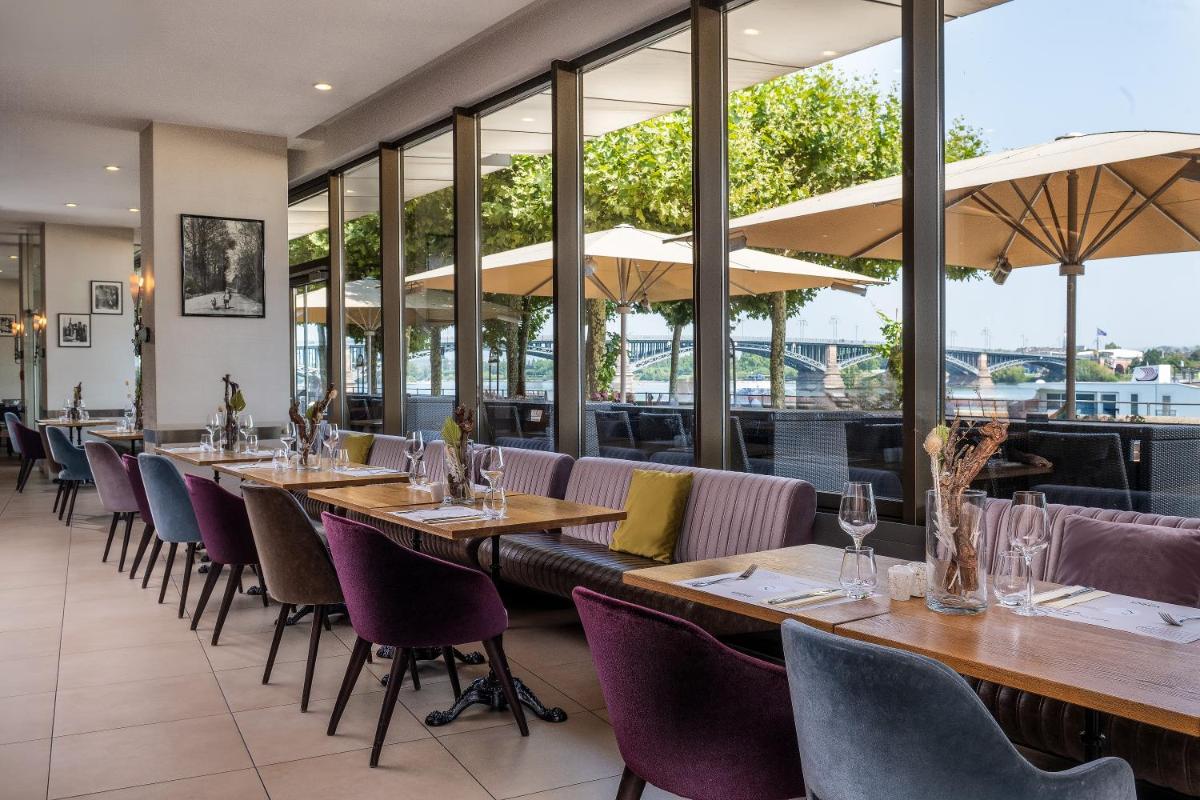 Ein Restaurant oder anderes Speiselokal in der Unterkunft Hilton Mainz