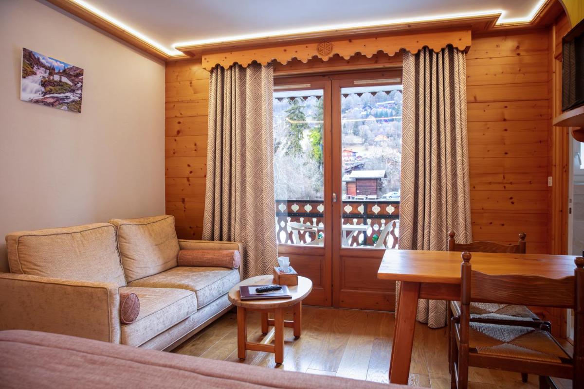 Coin salon dans l'établissement Chalet-Hôtel Neige et Roc, The Originals Relais