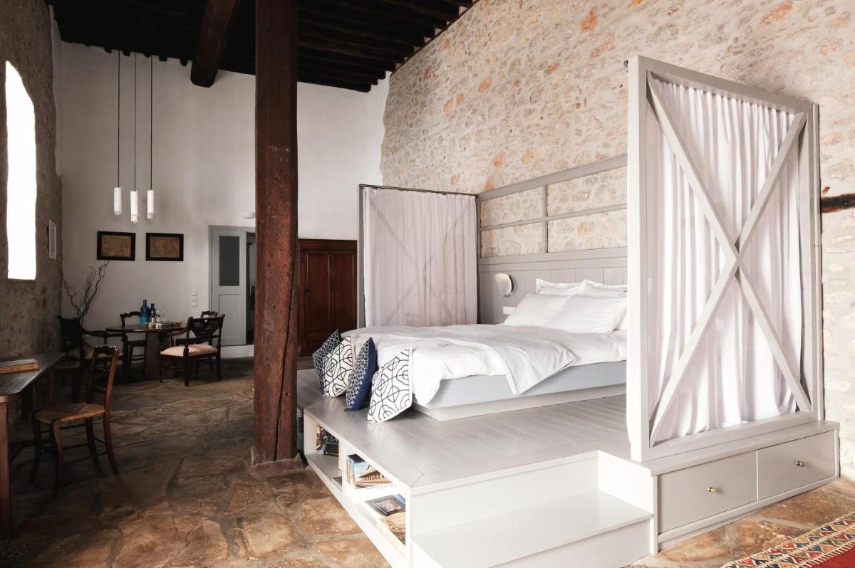 Keresbino Hydra Manor House - Housity