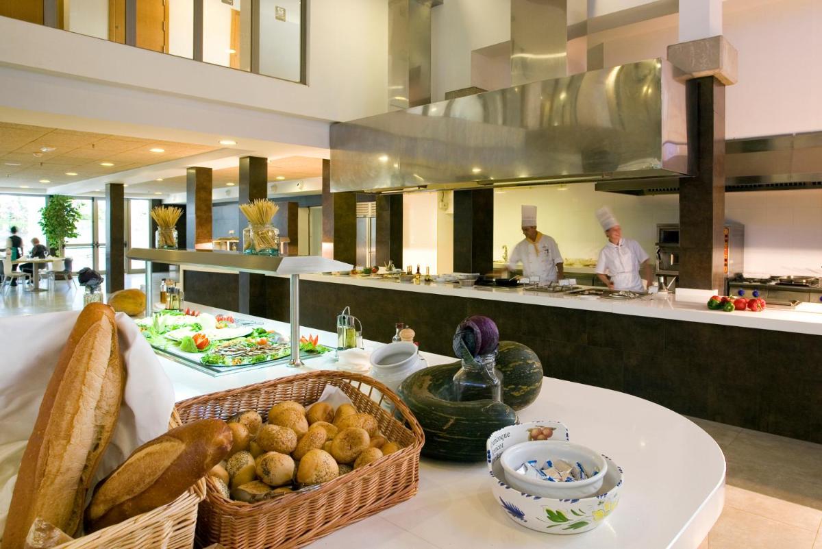 Comida en o cerca de este hotel