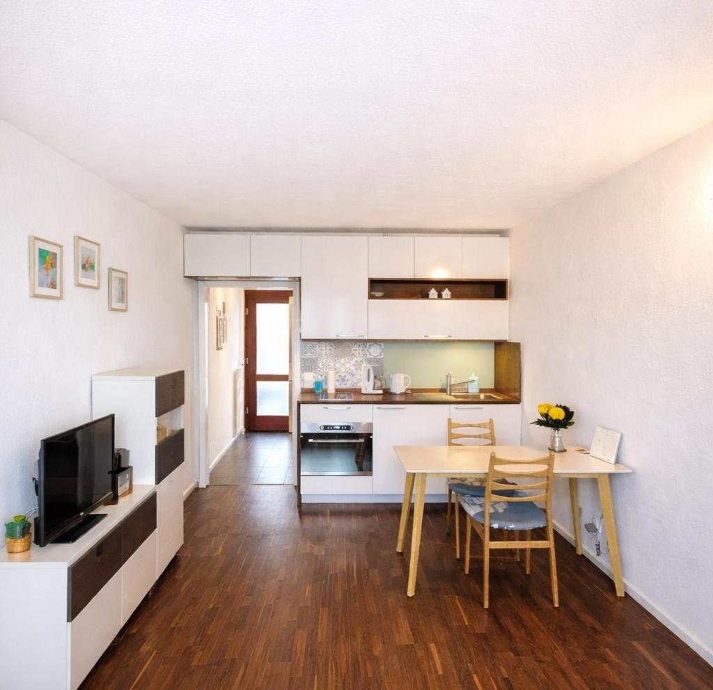 Sunny Seaside Apartment Kiel - Hizvo