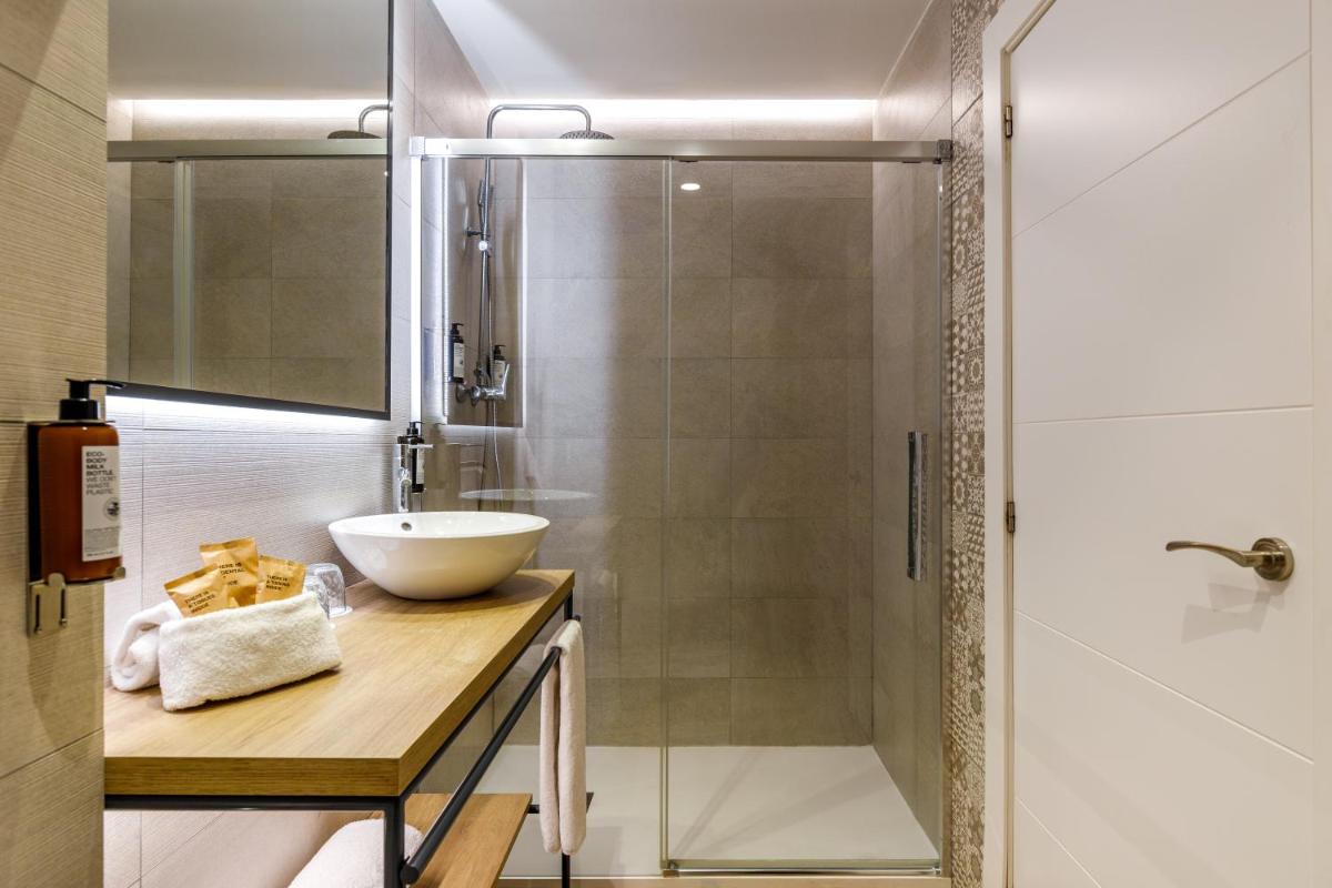 Petit Palace Plaza de la Reina - Housity