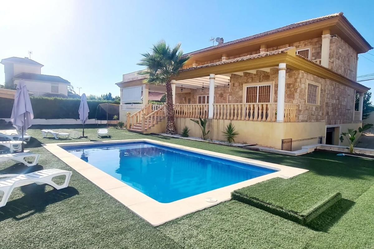 Agradable Villa con Piscina y BBQ. - Housity