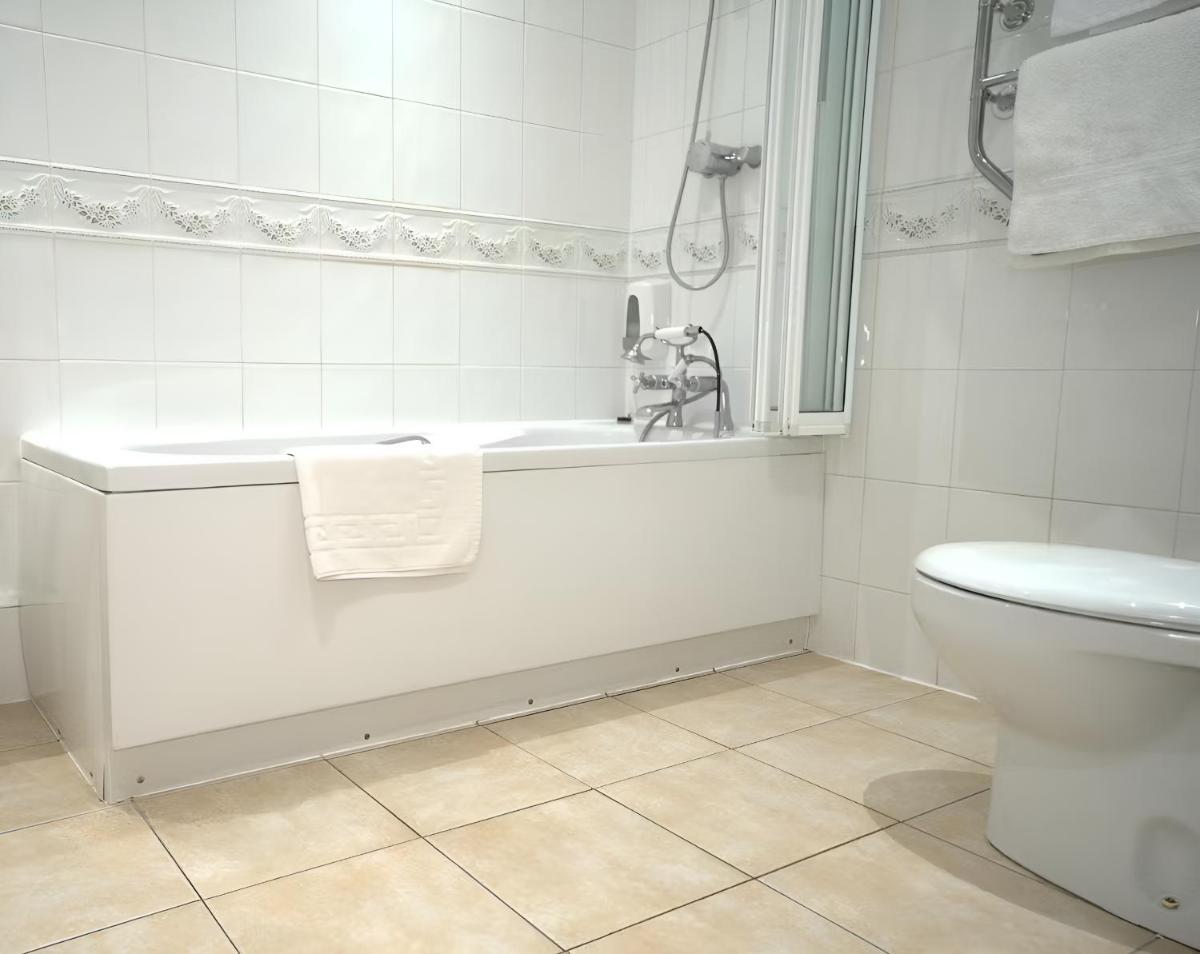 Consort Hotel - Housity