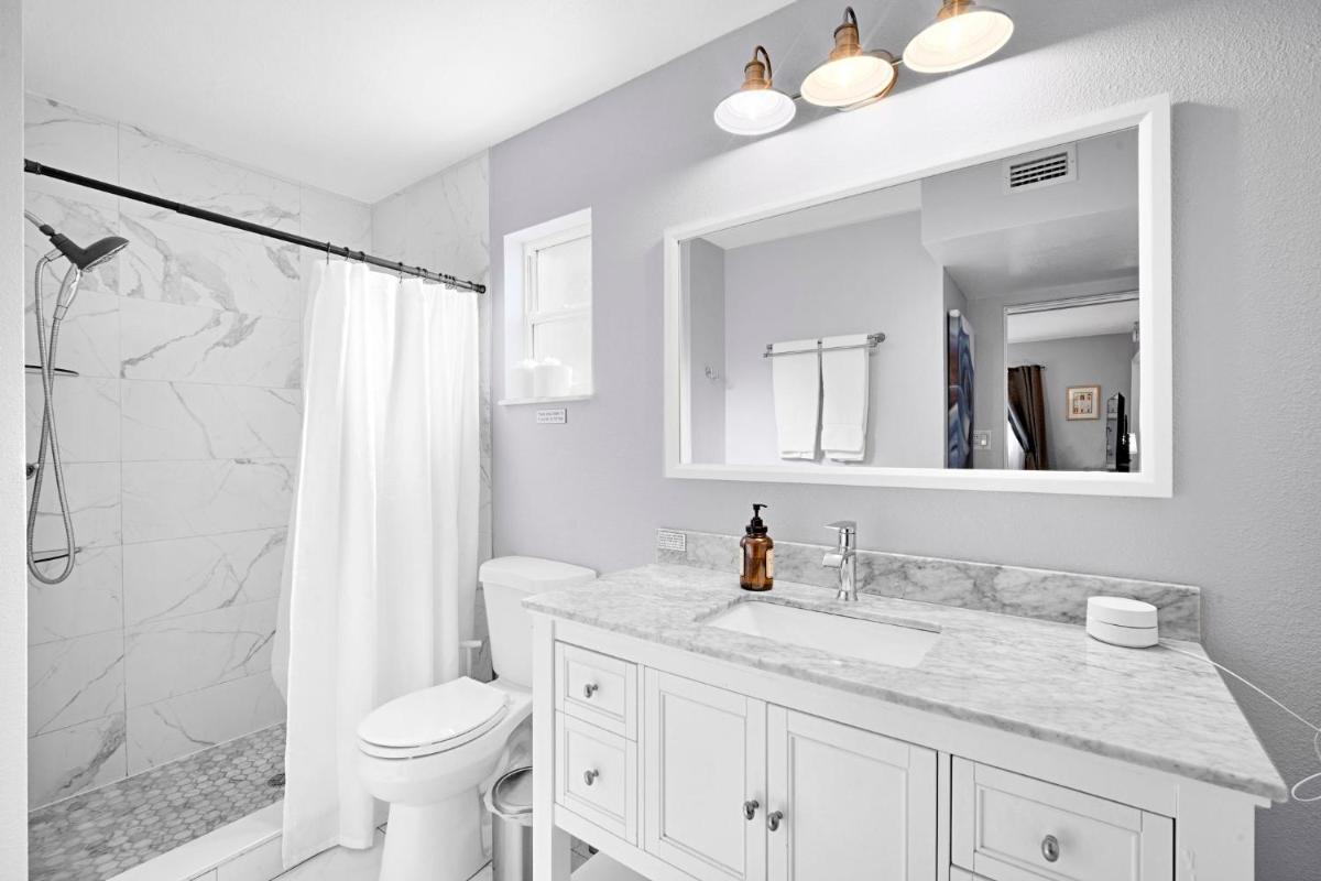 TIKI BLUE-Fun for Big Groups-Near Beach, Hot Tub, Heated Pool - Housity