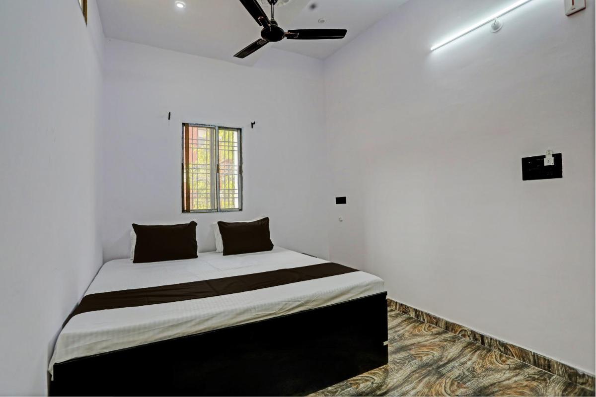 OYO Hotel Adhiraj - Housity