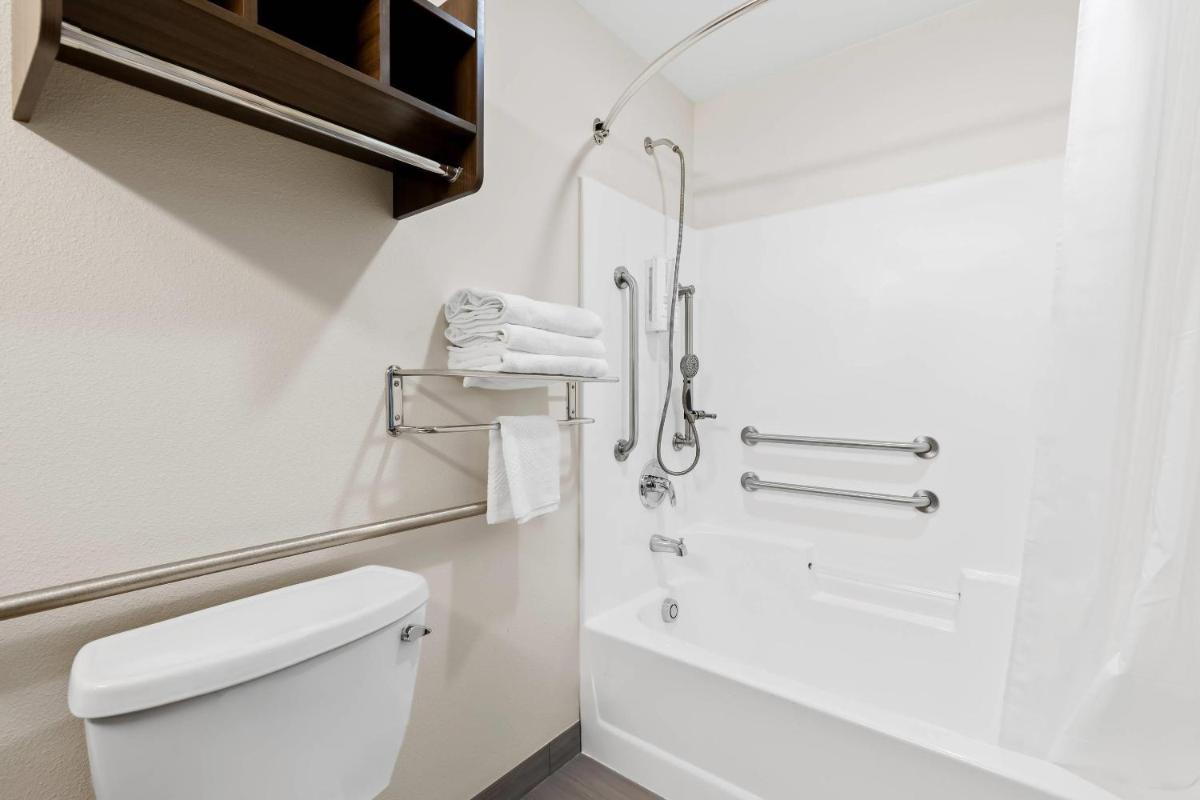Clarion Pointe Milwaukee Airport - Housity