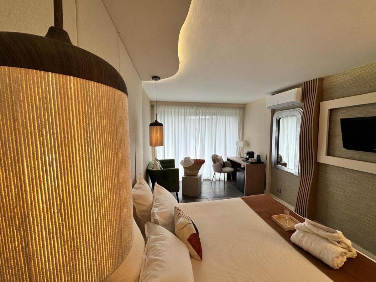 une chambre avec un lit et un salon dans l'établissement Hôtel Eve Cap d'agde Village Naturiste, au Cap d'Agde