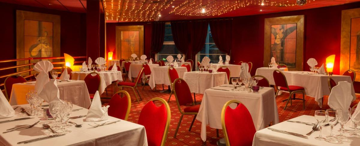 - une salle de banquet avec des tables blanches et des chaises rouges dans l'établissement Espace Leonard De Vinci, à Lisses 48 autres photos