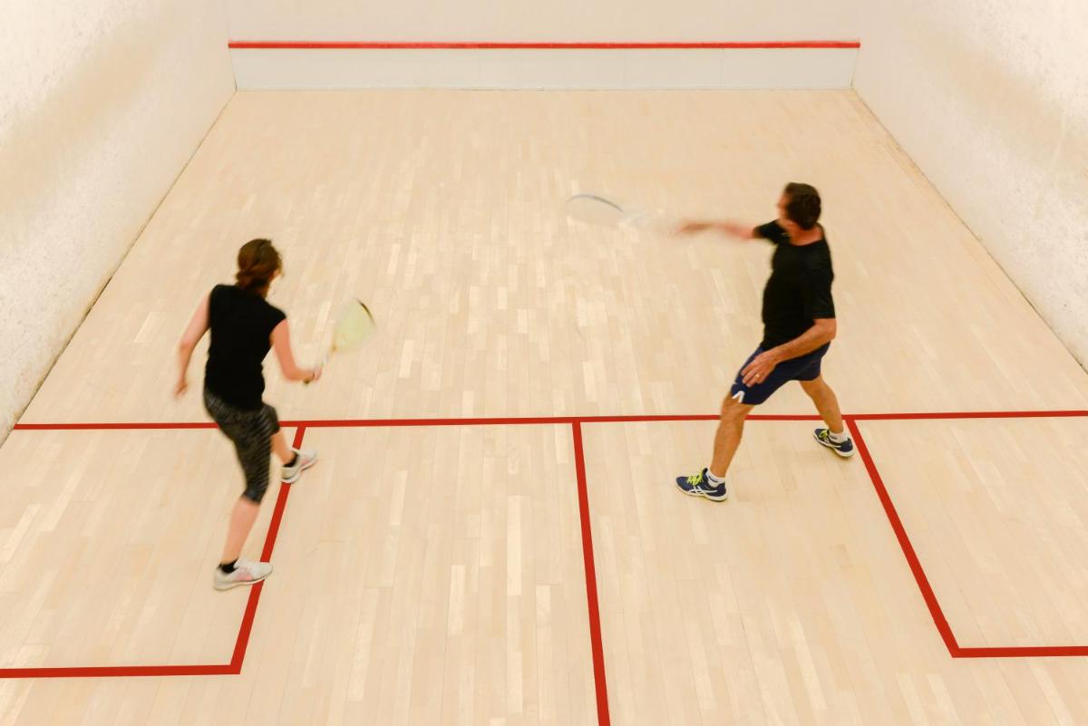 Tennis ou squash au sein de l'hôtel ou à proximité