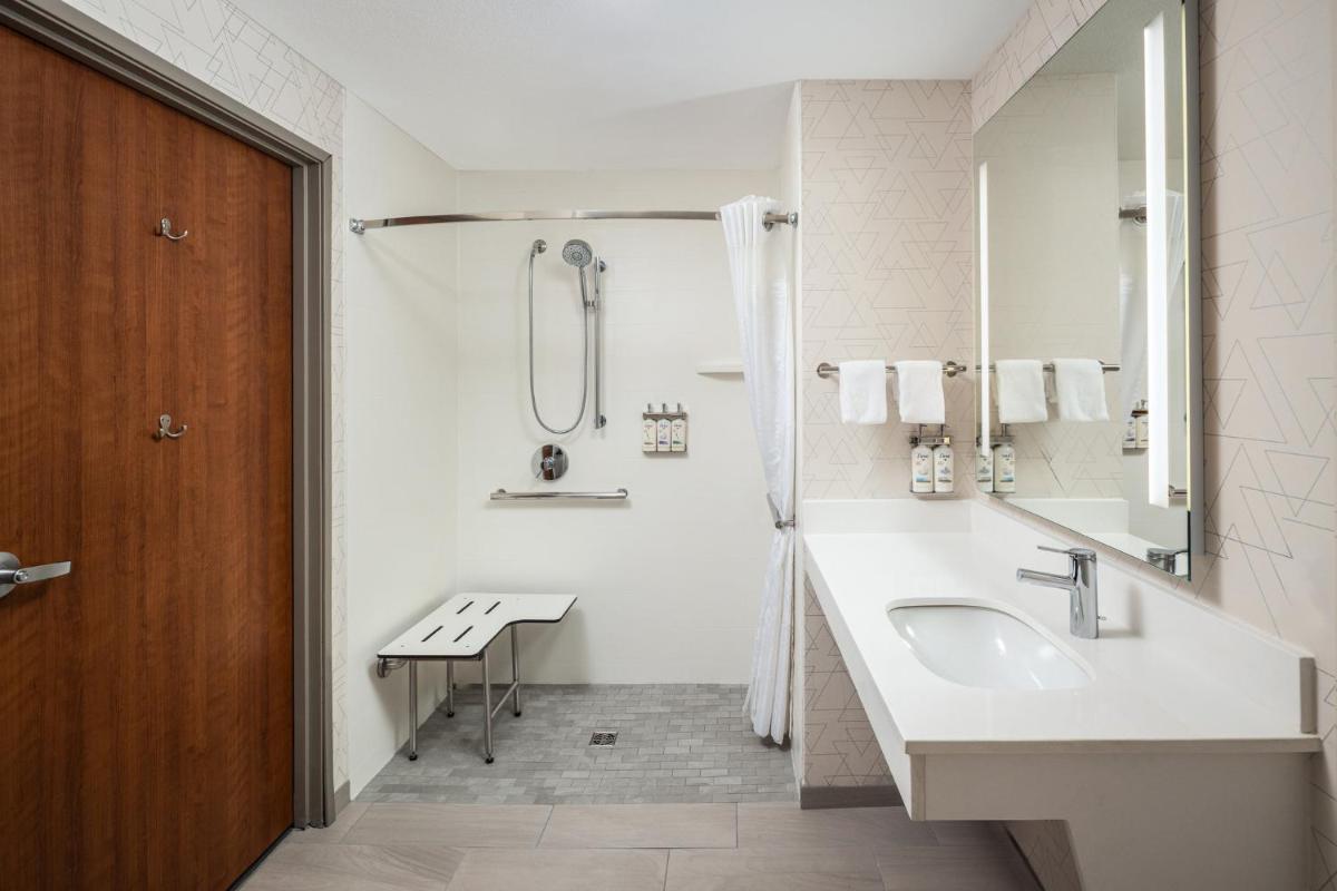 Holiday Inn Express & Suites Nampa - Idaho Center by IHG - Housity