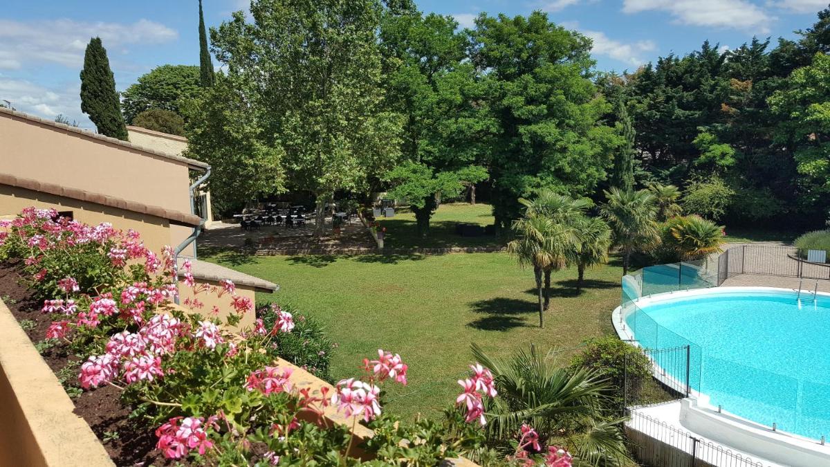 Piscine de l'établissement Logis Hotel Restaurant SPA Les Oliviers ou située à proximité