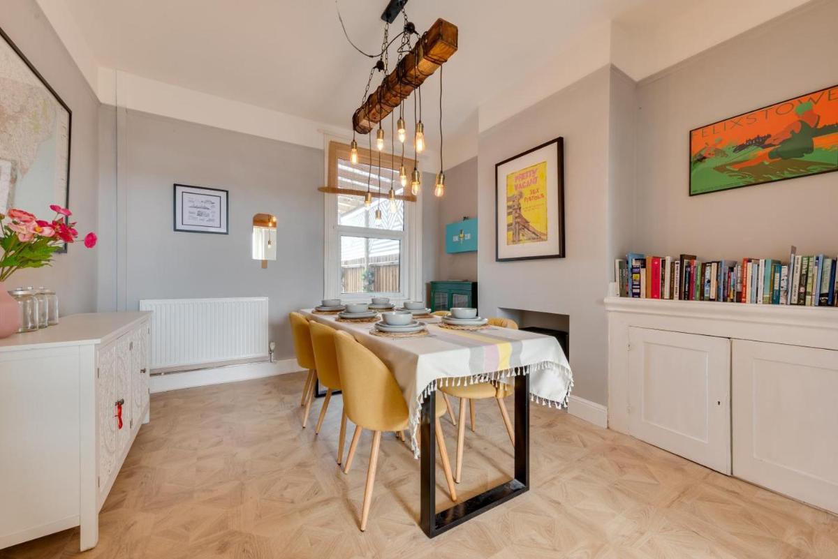 Felixstowe Beach House - Housity