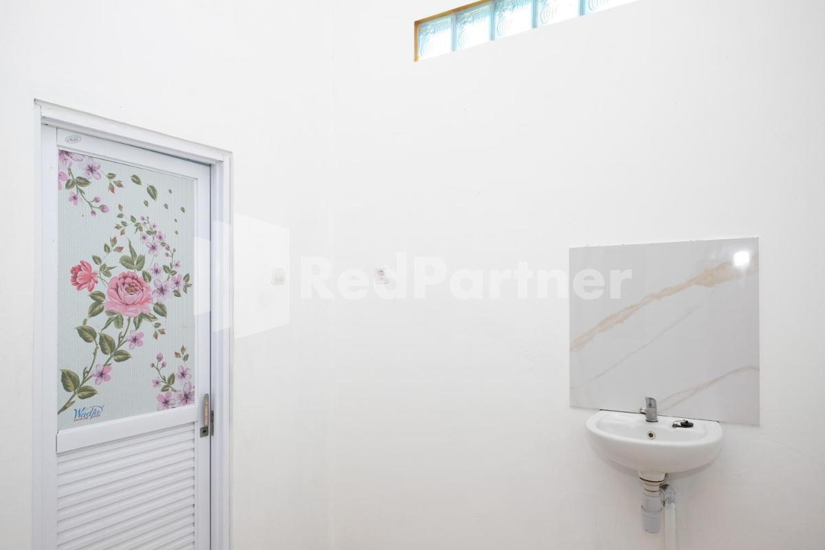 Elma Guesthouse YIA KulonProgo Yogyakarta Mitra RedDoorz - Housity