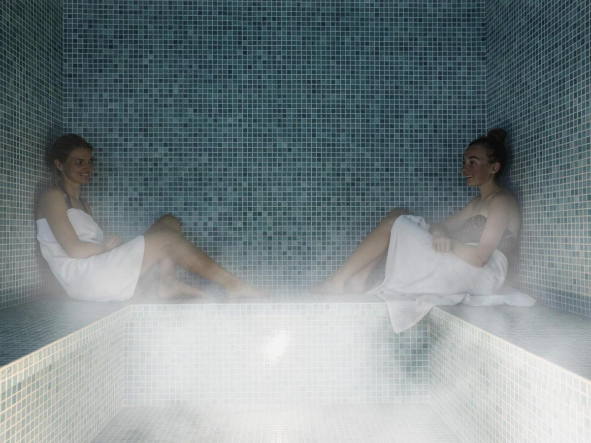 deux femmes sont assises dans une baignoire dans l'établissement Aparthotel & Spa Adagio Vannes, à Vannes