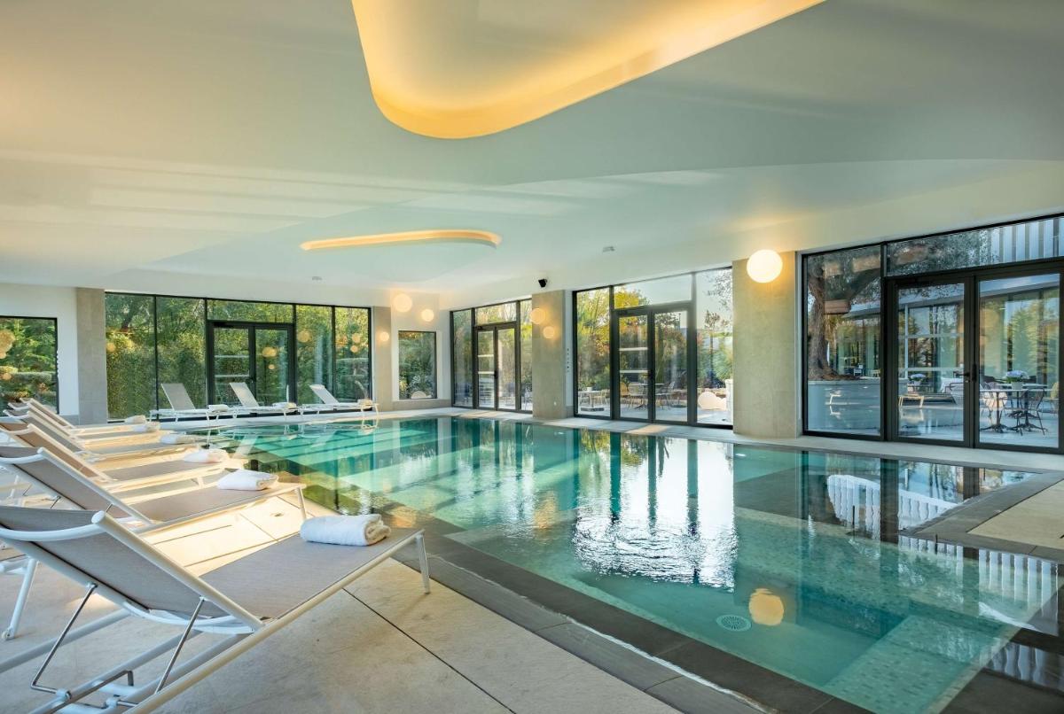 Piscine de l'établissement GOLDEN TULIP LYON OUEST TECHLID Hotel & Spa ou située à proximité