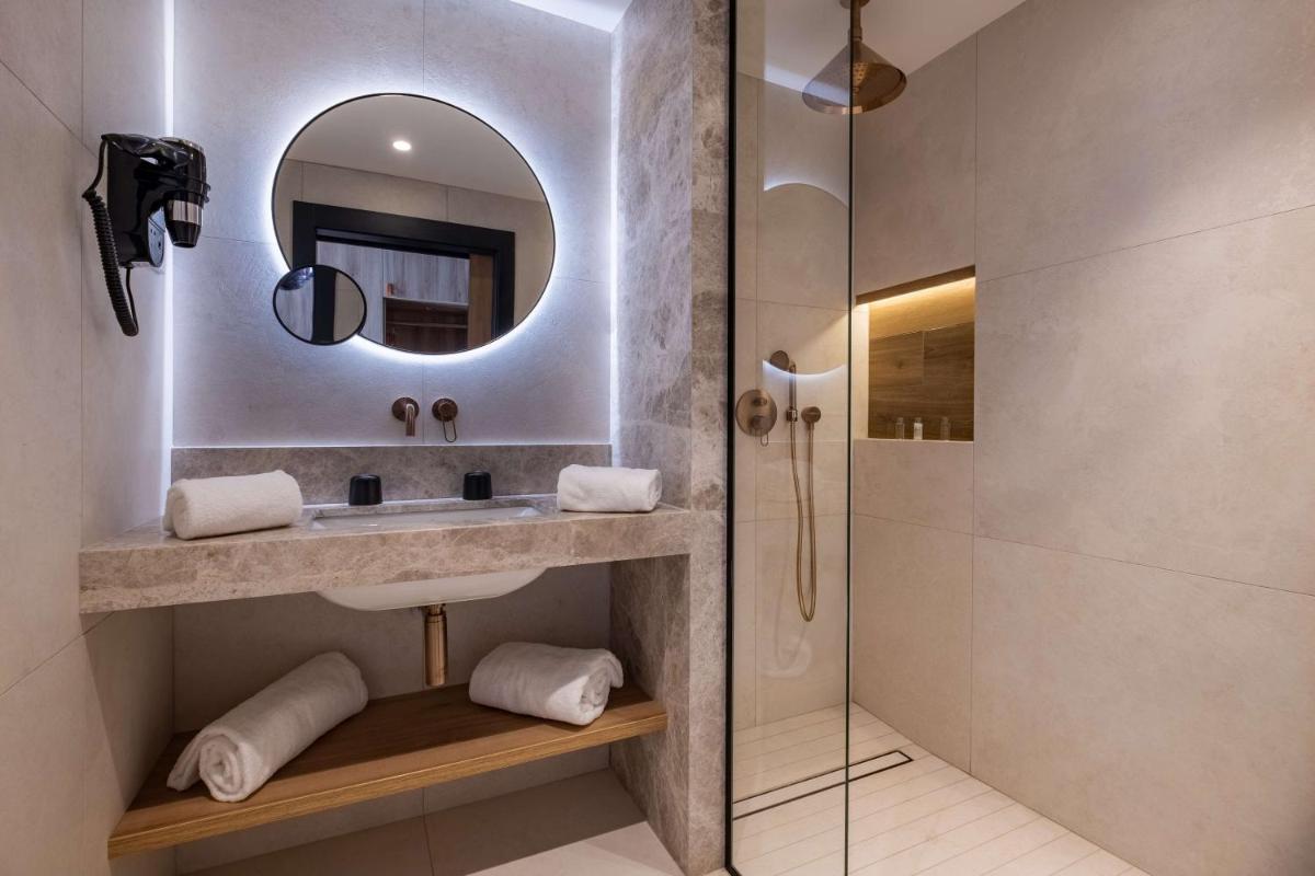Salle de bains dans l'établissement GOLDEN TULIP LYON OUEST TECHLID Hotel & Spa