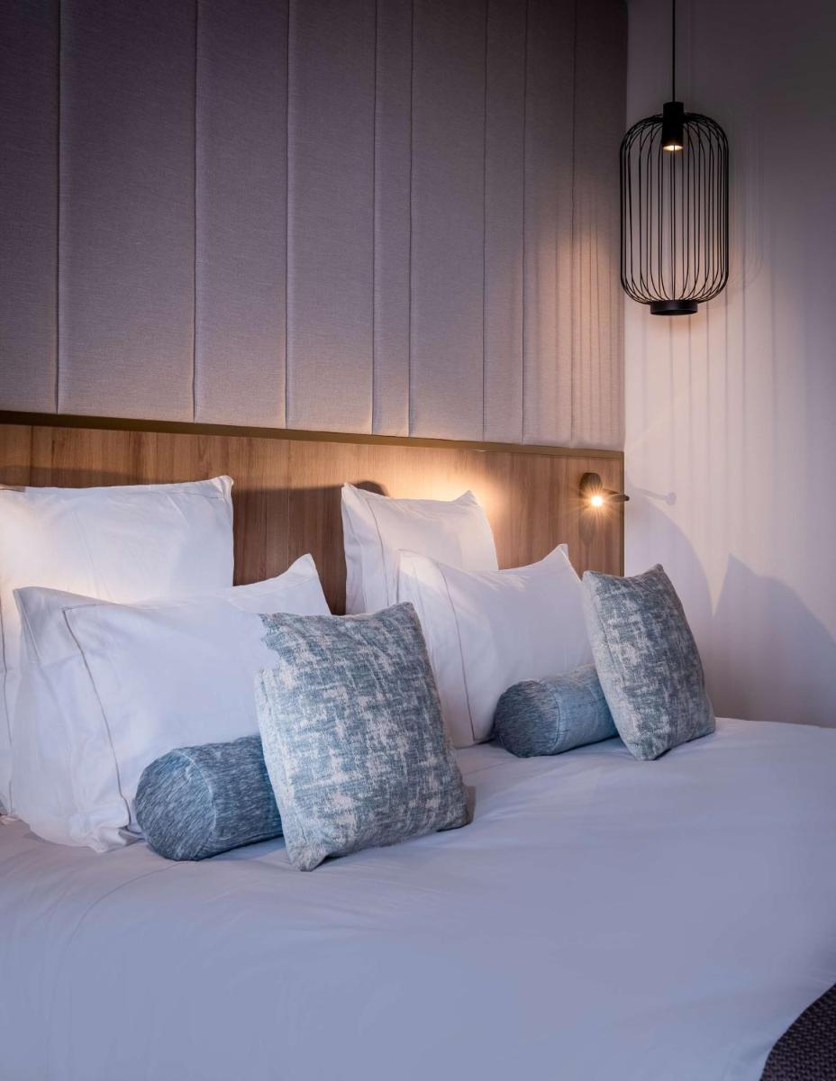 Un ou plusieurs lits dans un hébergement de l'établissement GOLDEN TULIP LYON OUEST TECHLID Hotel & Spa
