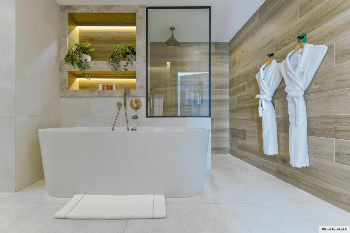 Salle de bains dans l'établissement GOLDEN TULIP LYON OUEST TECHLID Hotel & Spa