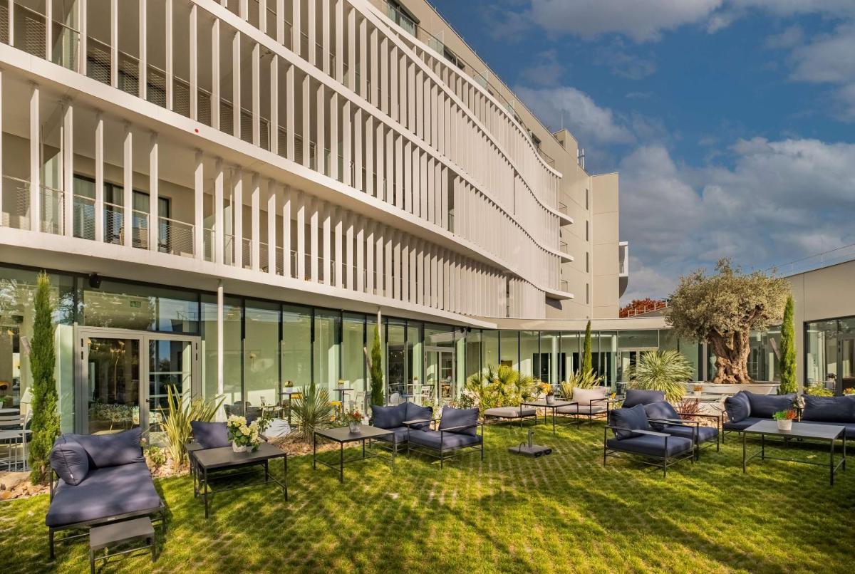 Jardin de l'établissement GOLDEN TULIP LYON OUEST TECHLID Hotel & Spa