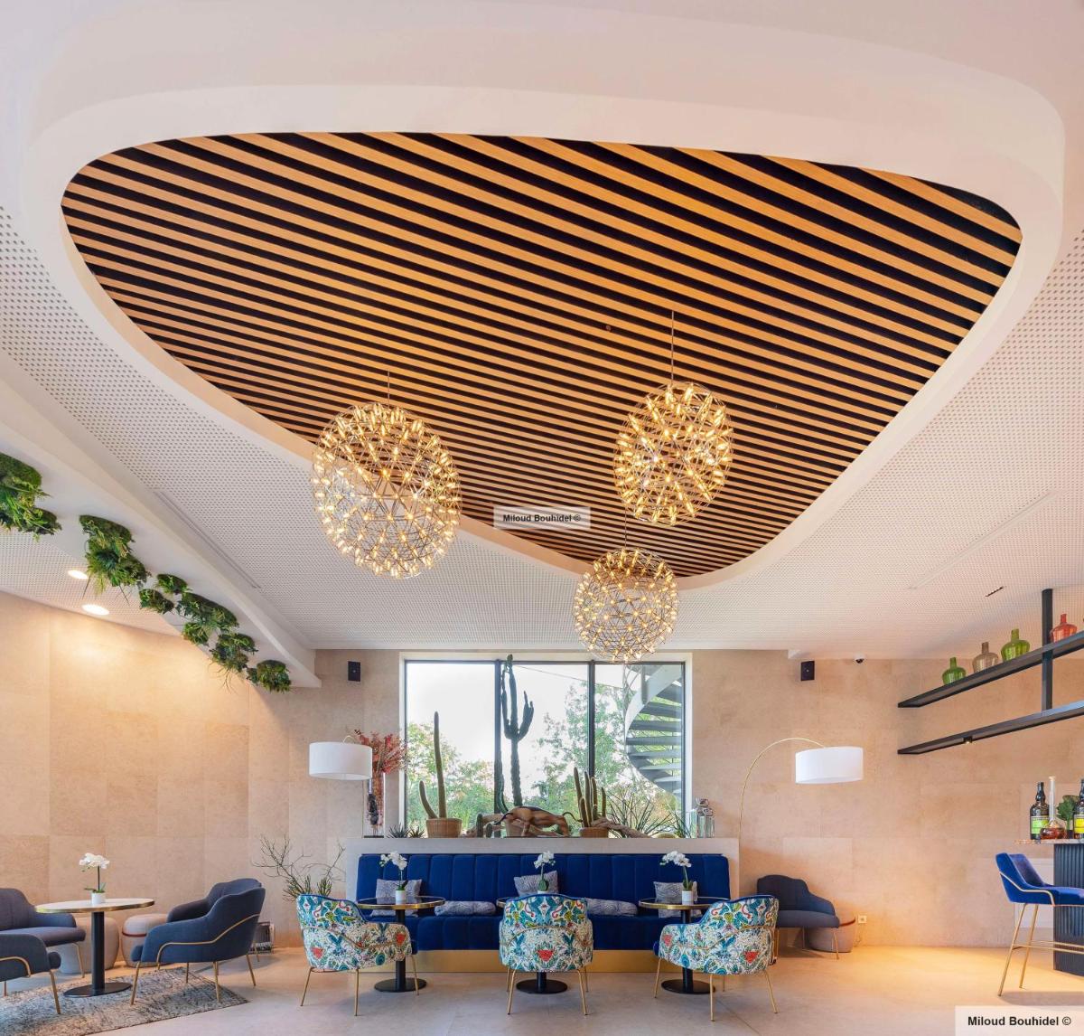Coin salon dans l'établissement GOLDEN TULIP LYON OUEST TECHLID Hotel & Spa