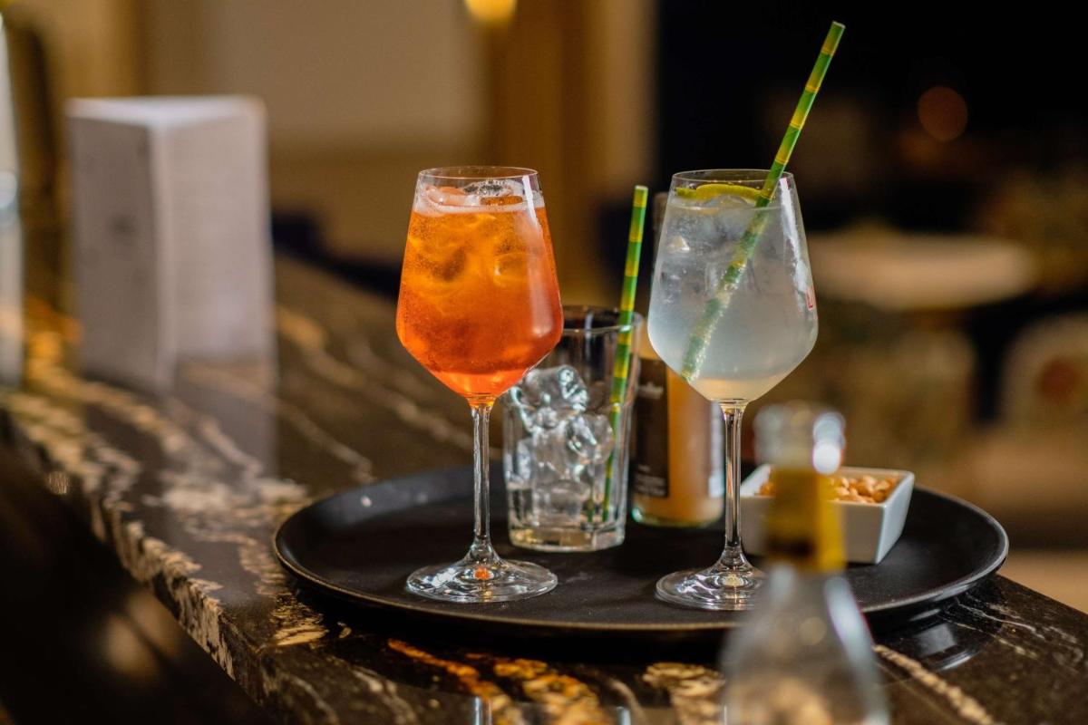 Boissons dans l'établissement GOLDEN TULIP LYON OUEST TECHLID Hotel & Spa