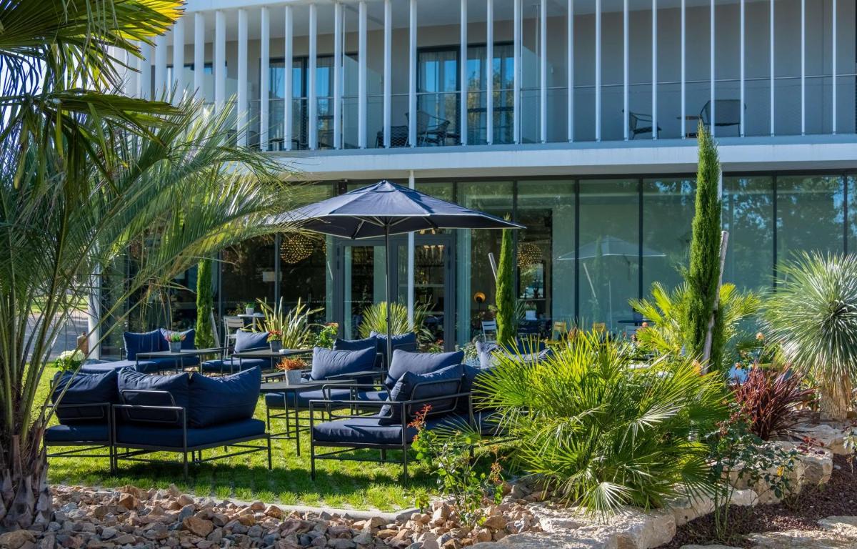 Jardin de l'établissement GOLDEN TULIP LYON OUEST TECHLID Hotel & Spa