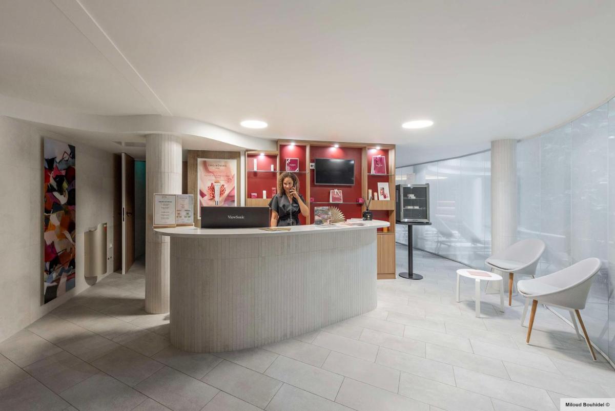 Coin salon dans l'établissement GOLDEN TULIP LYON OUEST TECHLID Hotel & Spa