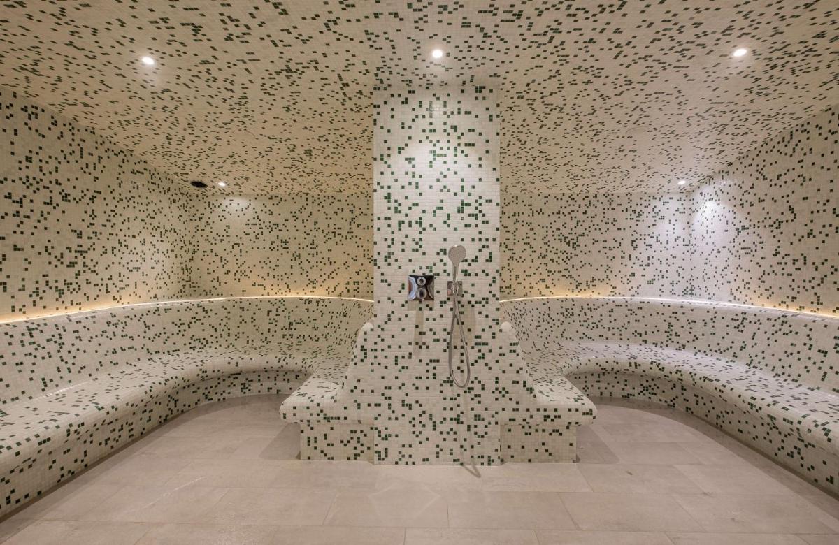 Salle de bains dans l'établissement GOLDEN TULIP LYON OUEST TECHLID Hotel & Spa