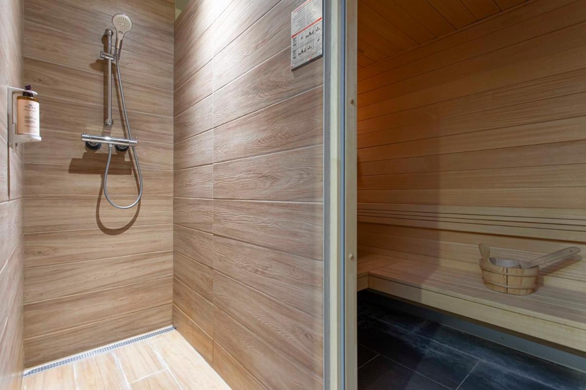 Salle de bains dans l'établissement Mercure Granville Le Grand Large